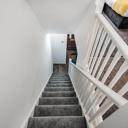 Lovely House In Dagenham / Barking With Free Parking, Wifi & Garden Экстерьер фото