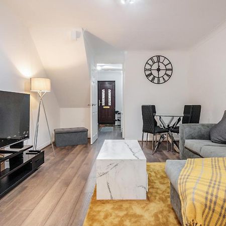Lovely House In Dagenham / Barking With Free Parking, Wifi & Garden Экстерьер фото