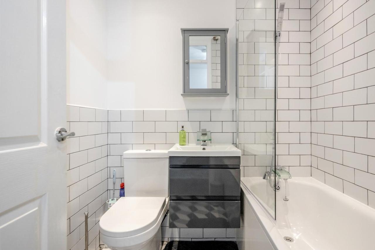 Lovely House In Dagenham / Barking With Free Parking, Wifi & Garden Экстерьер фото