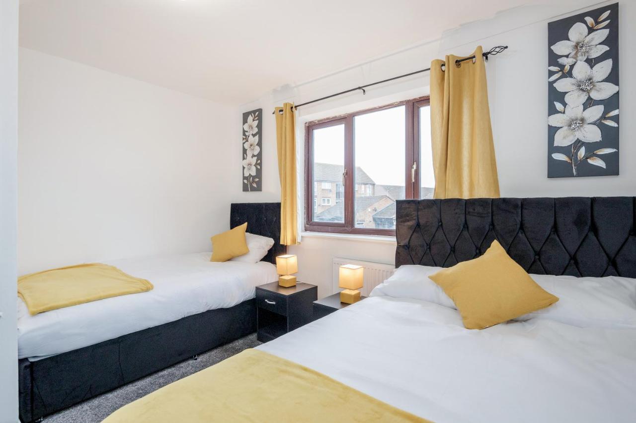 Lovely House In Dagenham / Barking With Free Parking, Wifi & Garden Экстерьер фото