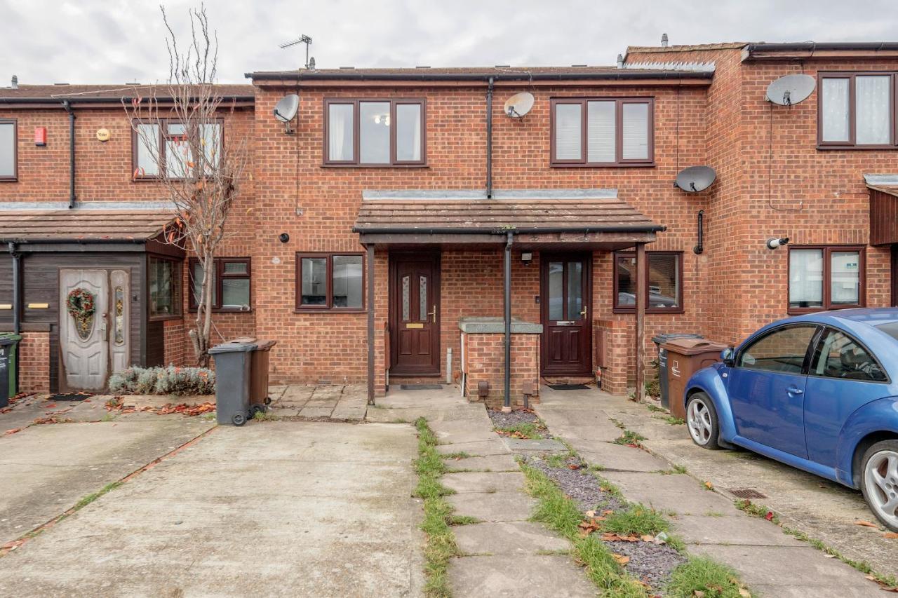 Lovely House In Dagenham / Barking With Free Parking, Wifi & Garden Экстерьер фото