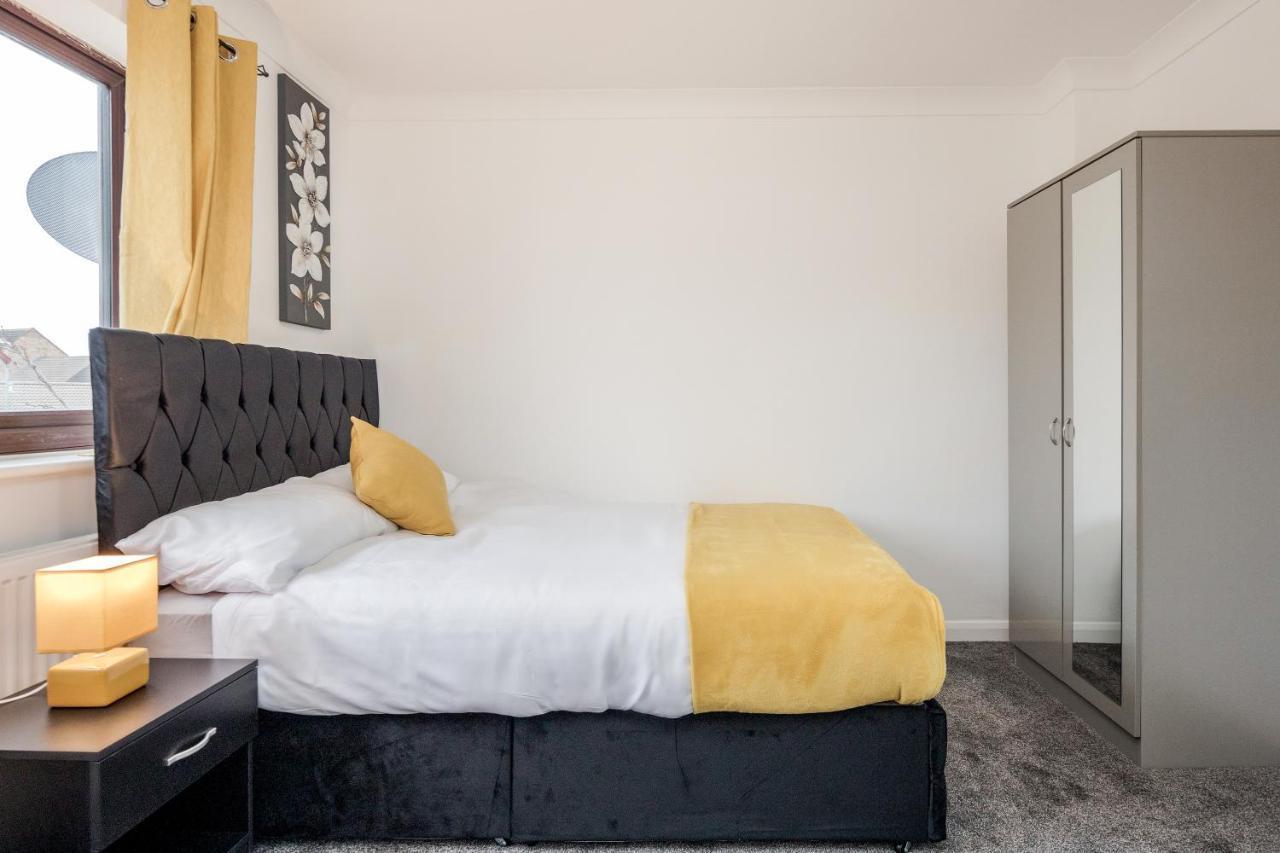 Lovely House In Dagenham / Barking With Free Parking, Wifi & Garden Экстерьер фото