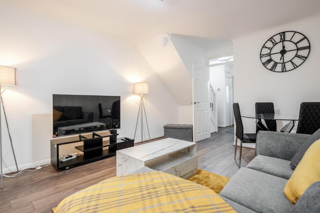Lovely House In Dagenham / Barking With Free Parking, Wifi & Garden Экстерьер фото