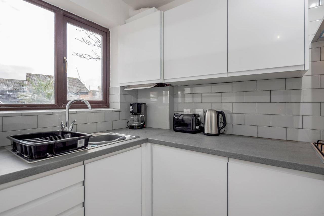Lovely House In Dagenham / Barking With Free Parking, Wifi & Garden Экстерьер фото
