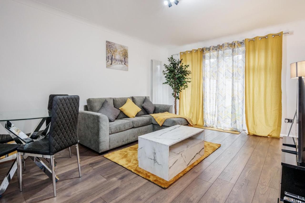 Lovely House In Dagenham / Barking With Free Parking, Wifi & Garden Экстерьер фото