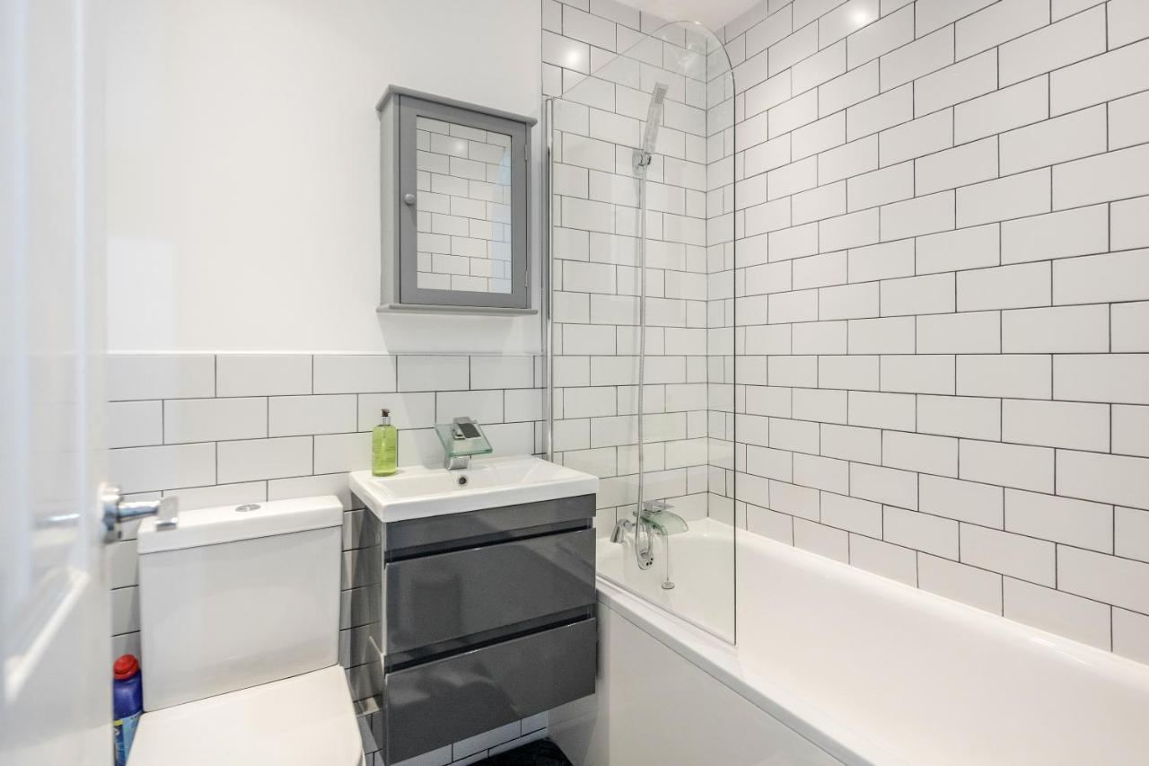 Lovely House In Dagenham / Barking With Free Parking, Wifi & Garden Экстерьер фото