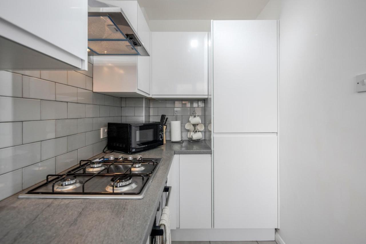 Lovely House In Dagenham / Barking With Free Parking, Wifi & Garden Экстерьер фото