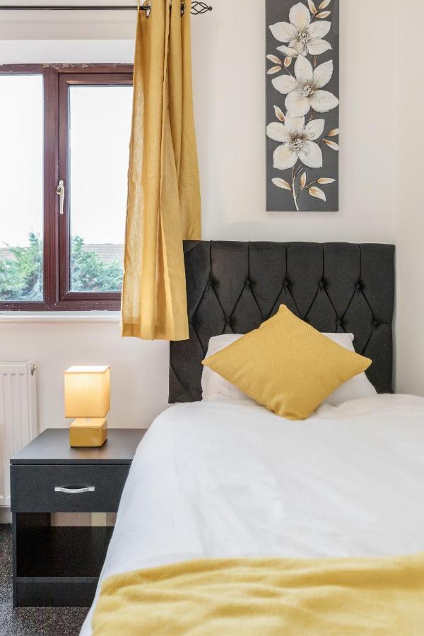 Lovely House In Dagenham / Barking With Free Parking, Wifi & Garden Экстерьер фото