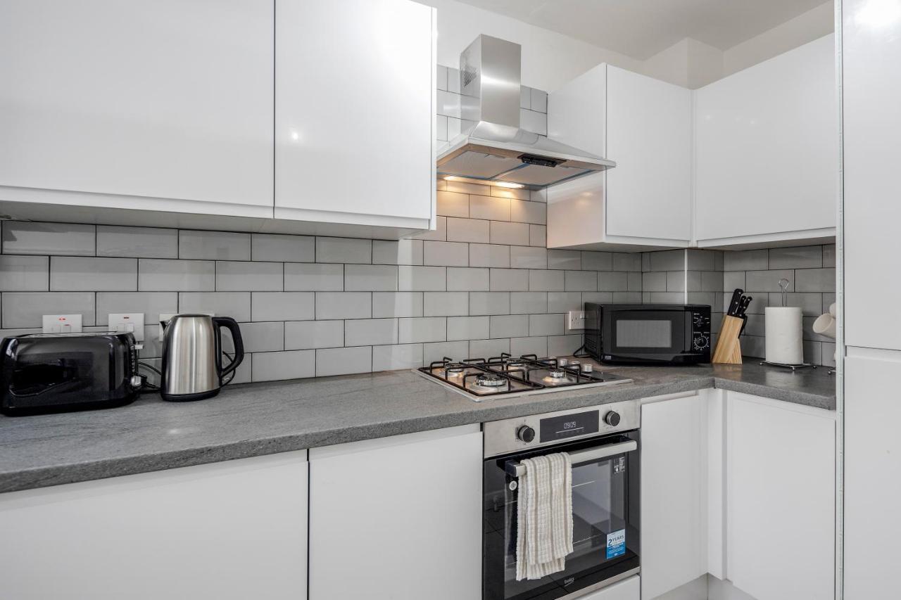 Lovely House In Dagenham / Barking With Free Parking, Wifi & Garden Экстерьер фото