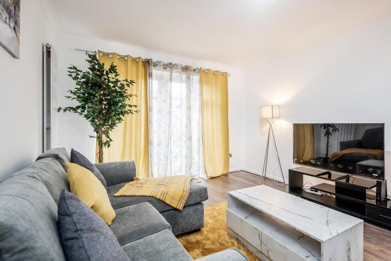 Lovely House In Dagenham / Barking With Free Parking, Wifi & Garden Экстерьер фото