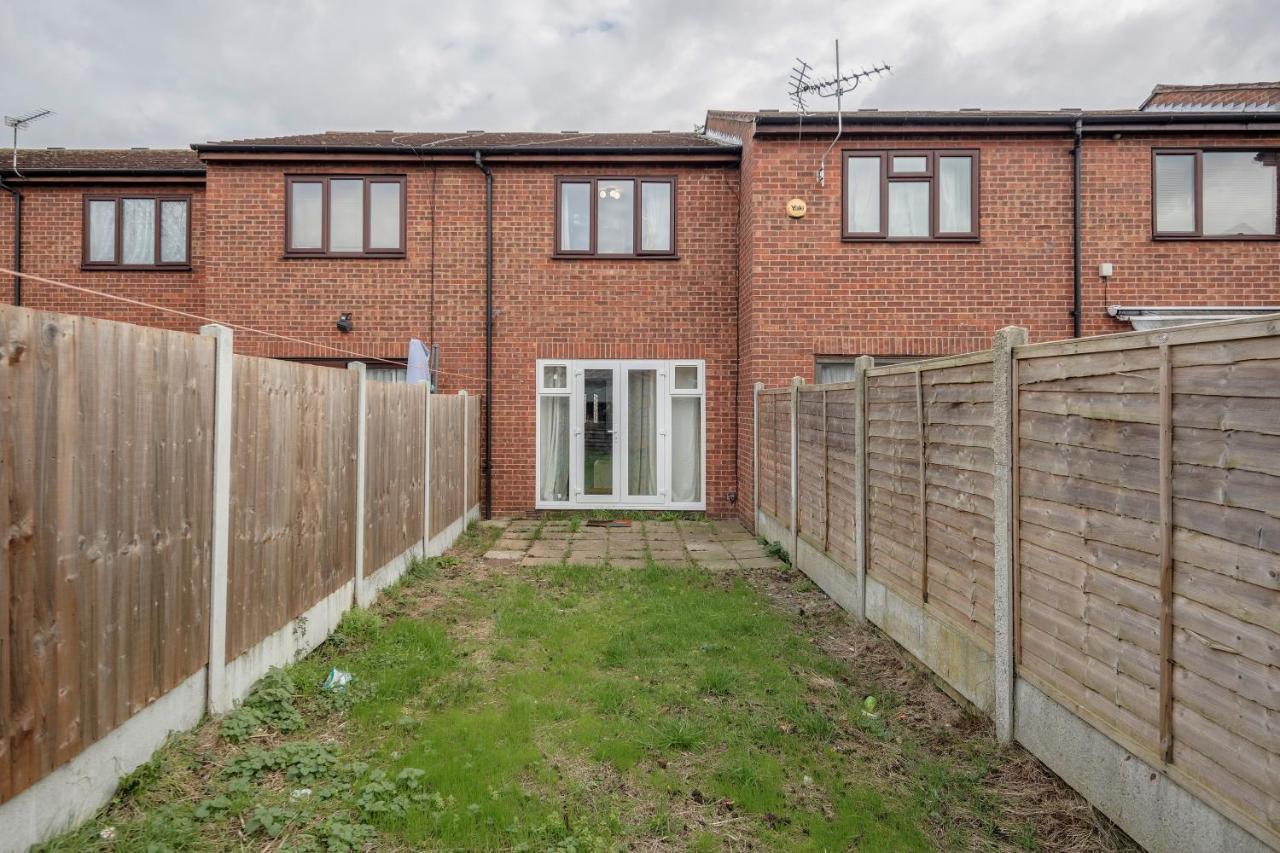 Lovely House In Dagenham / Barking With Free Parking, Wifi & Garden Экстерьер фото
