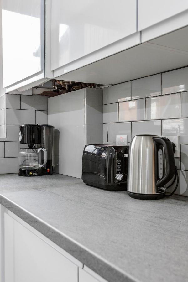 Lovely House In Dagenham / Barking With Free Parking, Wifi & Garden Экстерьер фото