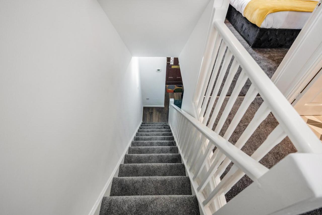 Lovely House In Dagenham / Barking With Free Parking, Wifi & Garden Экстерьер фото