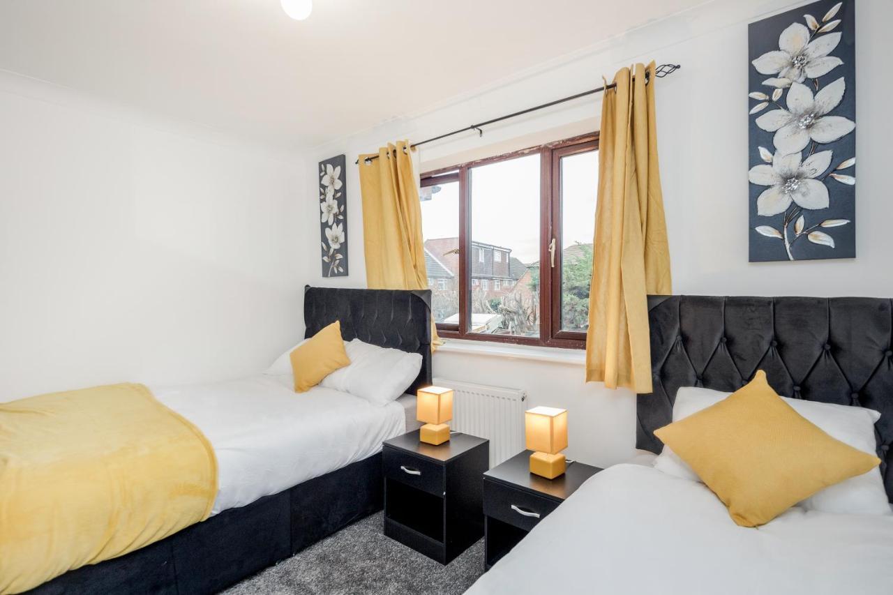 Lovely House In Dagenham / Barking With Free Parking, Wifi & Garden Экстерьер фото