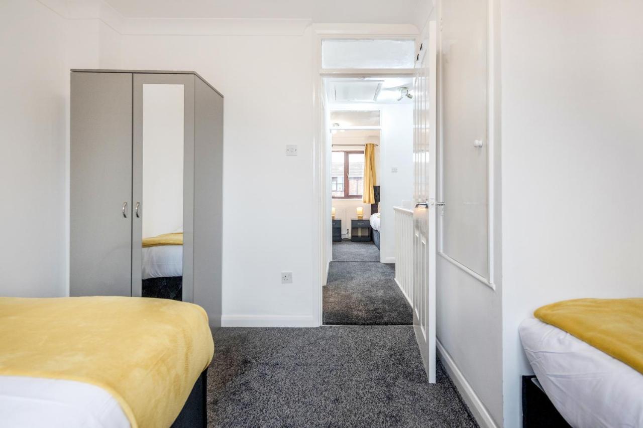 Lovely House In Dagenham / Barking With Free Parking, Wifi & Garden Экстерьер фото
