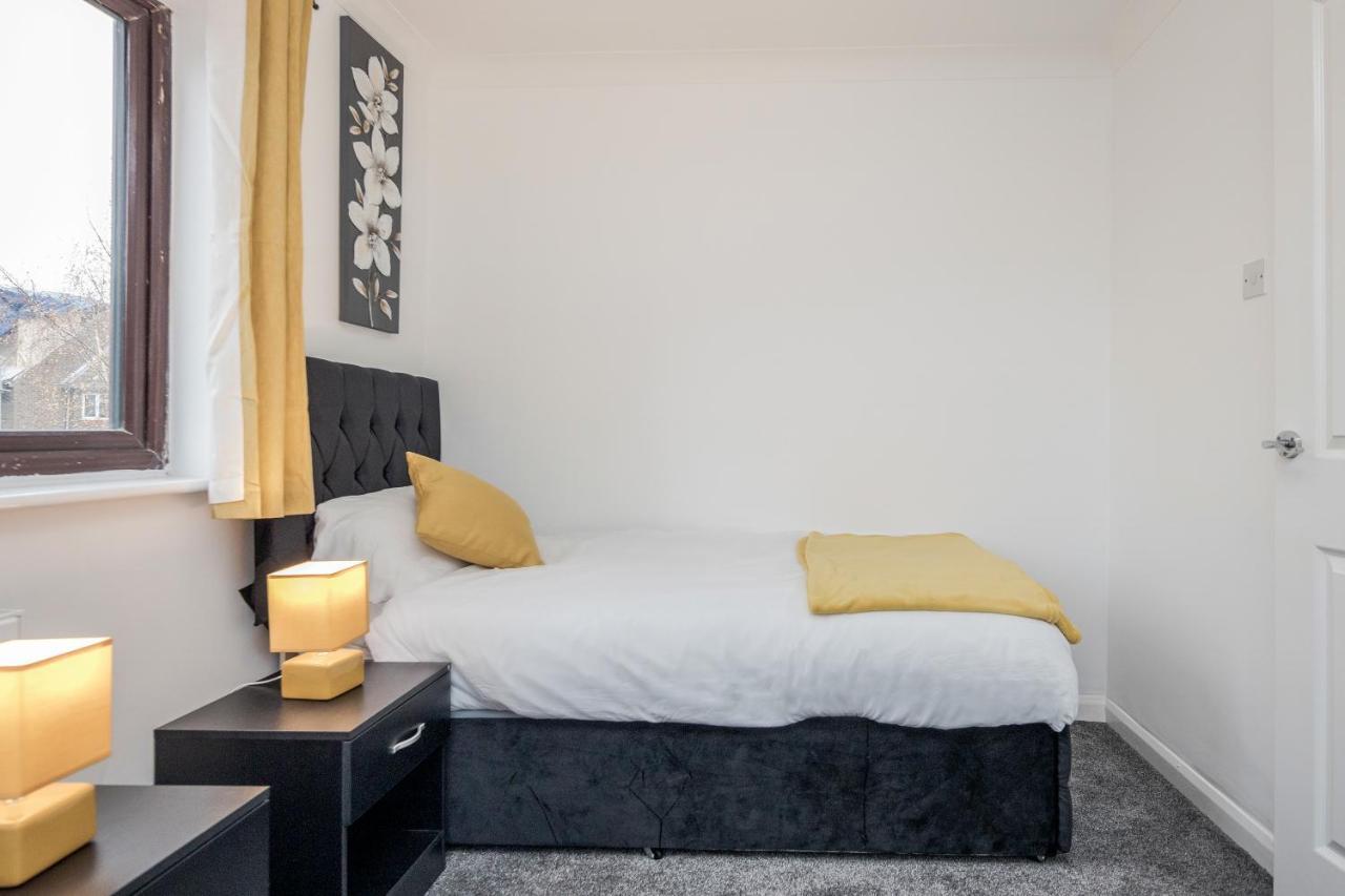 Lovely House In Dagenham / Barking With Free Parking, Wifi & Garden Экстерьер фото