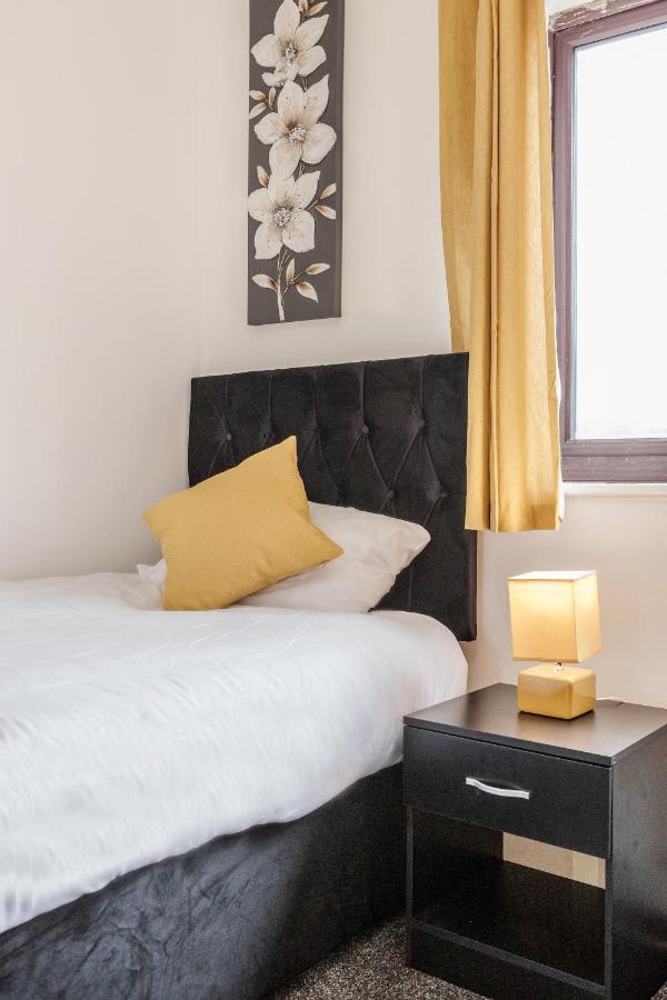 Lovely House In Dagenham / Barking With Free Parking, Wifi & Garden Экстерьер фото