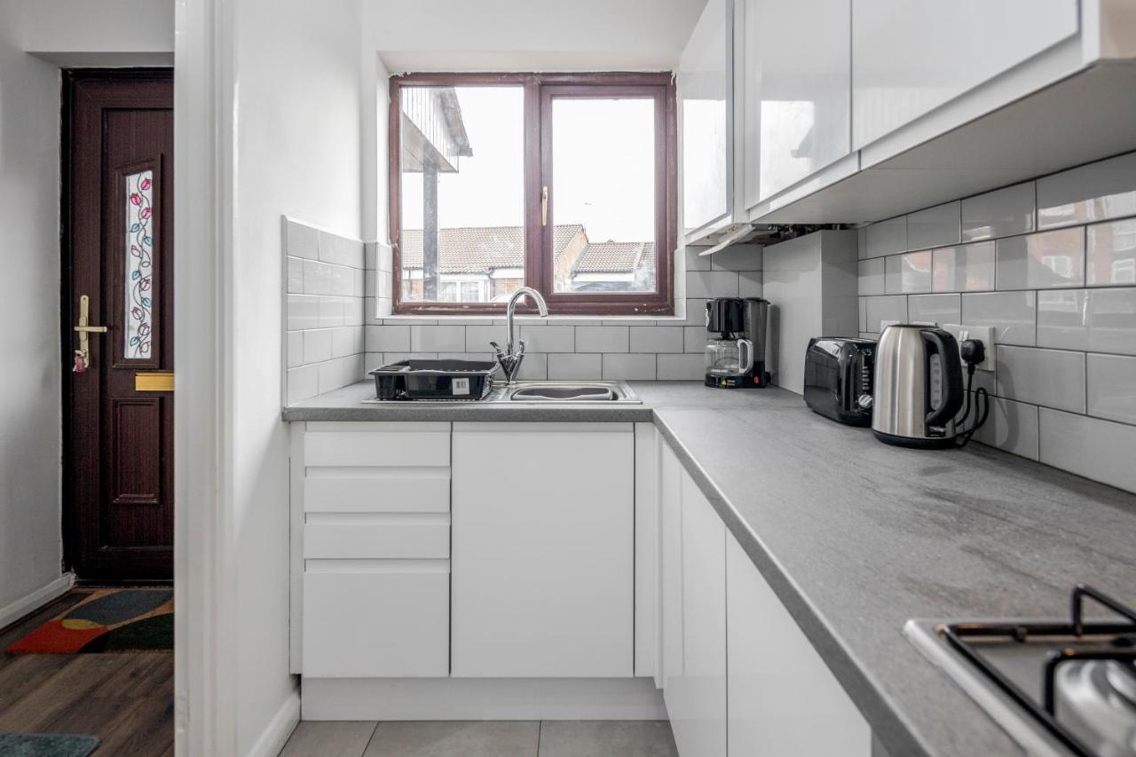 Lovely House In Dagenham / Barking With Free Parking, Wifi & Garden Экстерьер фото